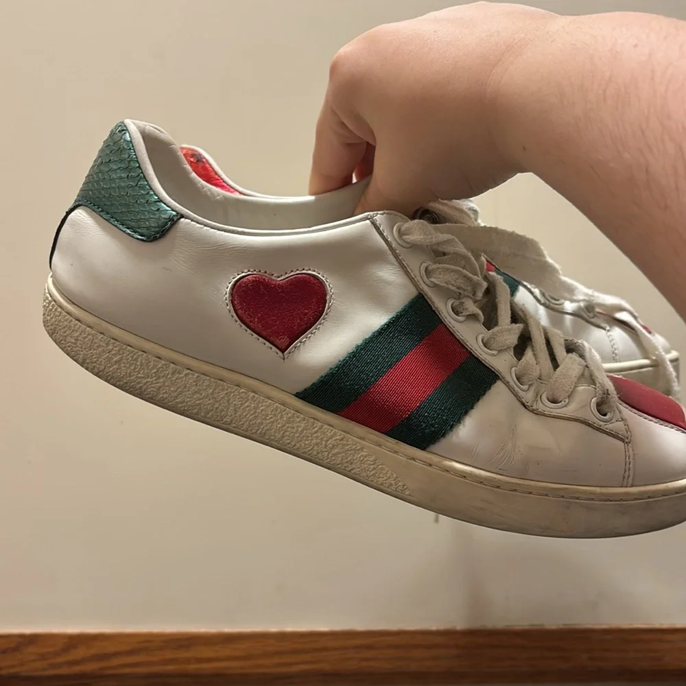 GUCCI Authentic Heart Leather Sneakers-Preloved - Picture 4 of 9